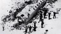 Potret pesawat Uruguay 571 yang tertimbu salju di atas pegunungan Andes setelah bencana penerbangan 1972. (Air Safety #OTD by Francisco Cunha/Twitter)
