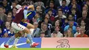 Gelandang Aston Villa, Morgan Sanson berebut bola dengan gelandang Chelsea Saul pada babak ketiga Piala Liga Inggris atau Carabao Cup 2021/2022 di Stadion Stamford Bridge, Kamis (23/9/2021) dini hari WIB. Chelsea menang adu penalti 3-2 setelah bermain imbang 1-1. (AP Photo/Frank Augstein)