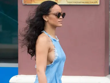 Penyanyi Rihanna terlihat berlibur di sebuah pantai di Barbados pada 26 Desember 2015 lalu. Mantan kekasih Chris Brown itu terlihat seksi dalam balutan dress biru tipis hingga payudaranya terlihat menonjol karena tak mengenakan bra. (www.thesun.co.uk)
