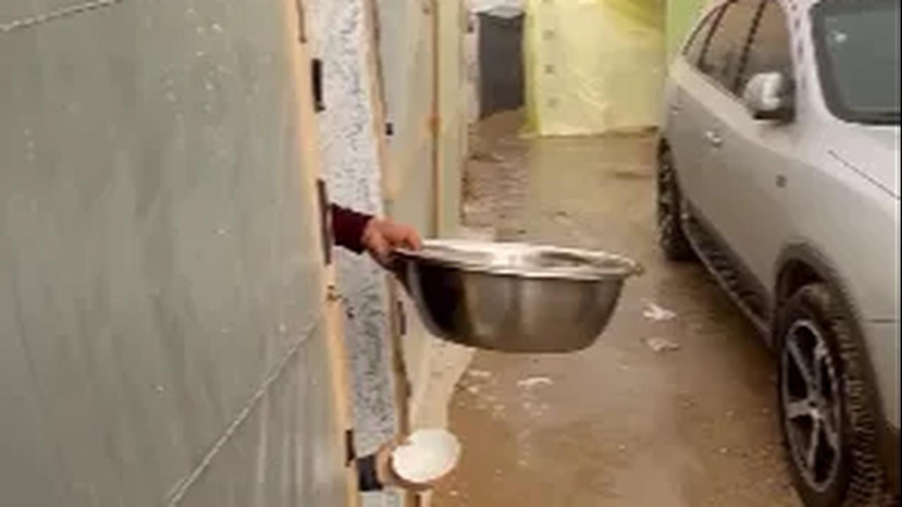 Terlihat di beberapa bilik, sejumlah warga tak segan berdiri hingga berdiam diri untuk sekadar mengumpulkan air.