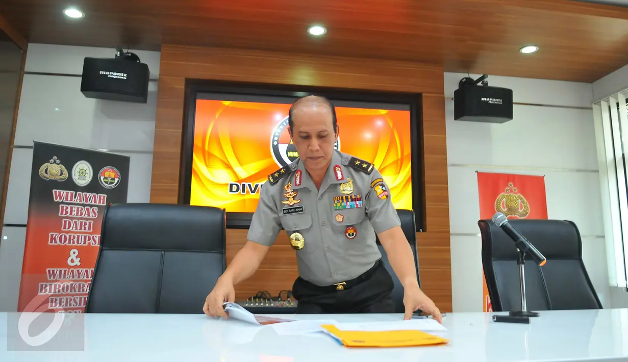 Kadiv Humas Mabes Polri, Irjen Boy Rafli Amar usai memberi keterangan terkait pelaku penyebar isu Rush Money di Mabes Polri, Jakarta, Sabtu (26/11). (Liputan6.com/Angga Yuniar)