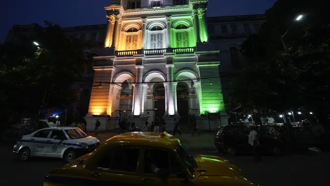 Bangunan Museum India diterangi dengan warna bendera India menjelang Hari Kemerdekaan India di Kolkata, India, Senin, 14 Agustus 2023. (AP Photo/Bikas Das)