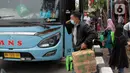 Sejumlah calon penumpang menaiki bus antar kota di terminal Kalideres Jakarta, Kamis  (22/12/2022).  Kepala Dinas Perhubungan (Kadishub) DKI Jakarta, Syafrin Liputo menyebutkan,  Jelang Natal dan Tahun Baru penumpang bus antarkota antarprovinsi (AKAP) di Terminal Kalideres mengalami lonjakan hingga 100 persen. (Liputan6.com/Johan Tallo)