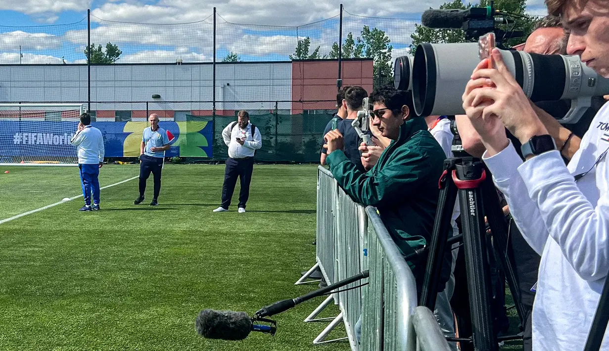 Relawan FIFA juga terdengar berkali-kali berteriak kepada awak media agar mematuhi aturan di tempat tersebut dengan tidak mengambil gambar di luar lapangan latihan dan tidak menginjak rumput lapangan latihan. (Bola.com/Hery Kurniawan/Adv/Powerade)
