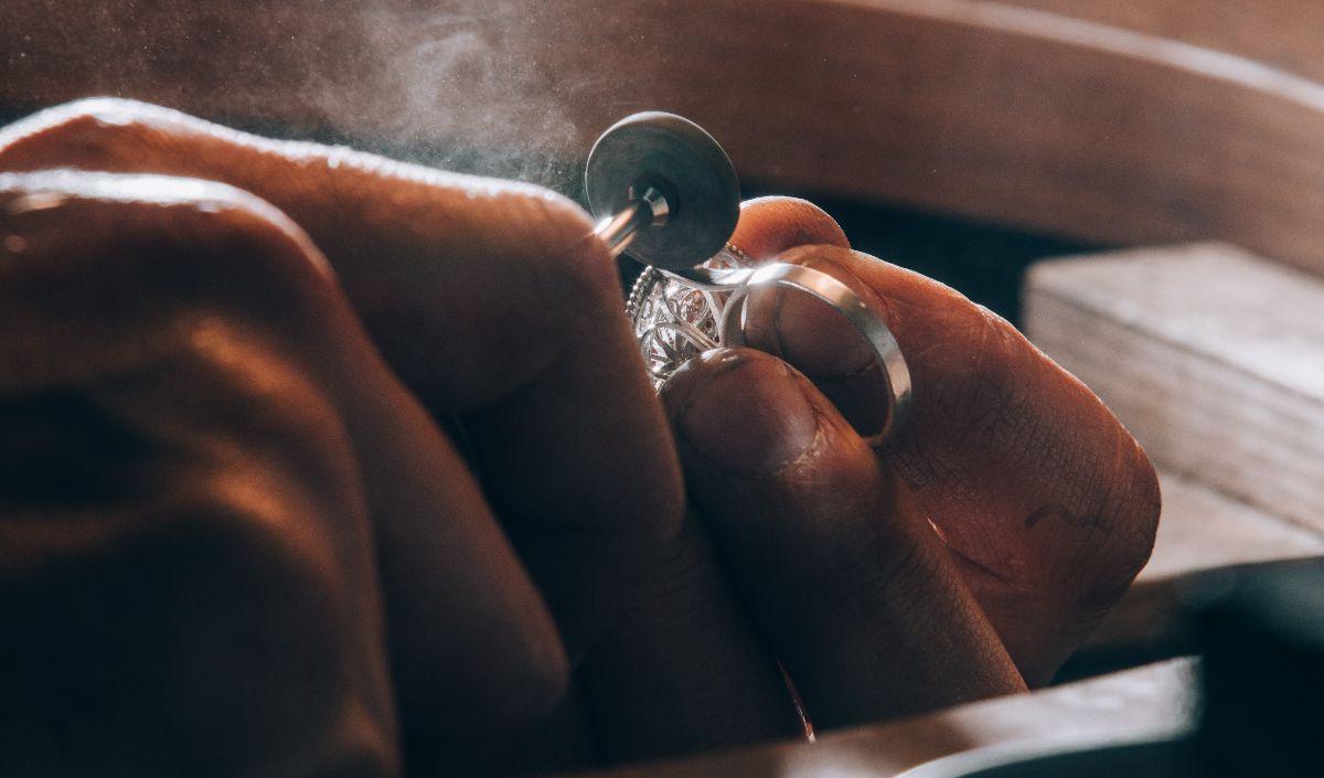 Karena prosesnya yang panjang dan rumit, menjadikan rhodium tidak mudah bereaksi terhadap oksigen.