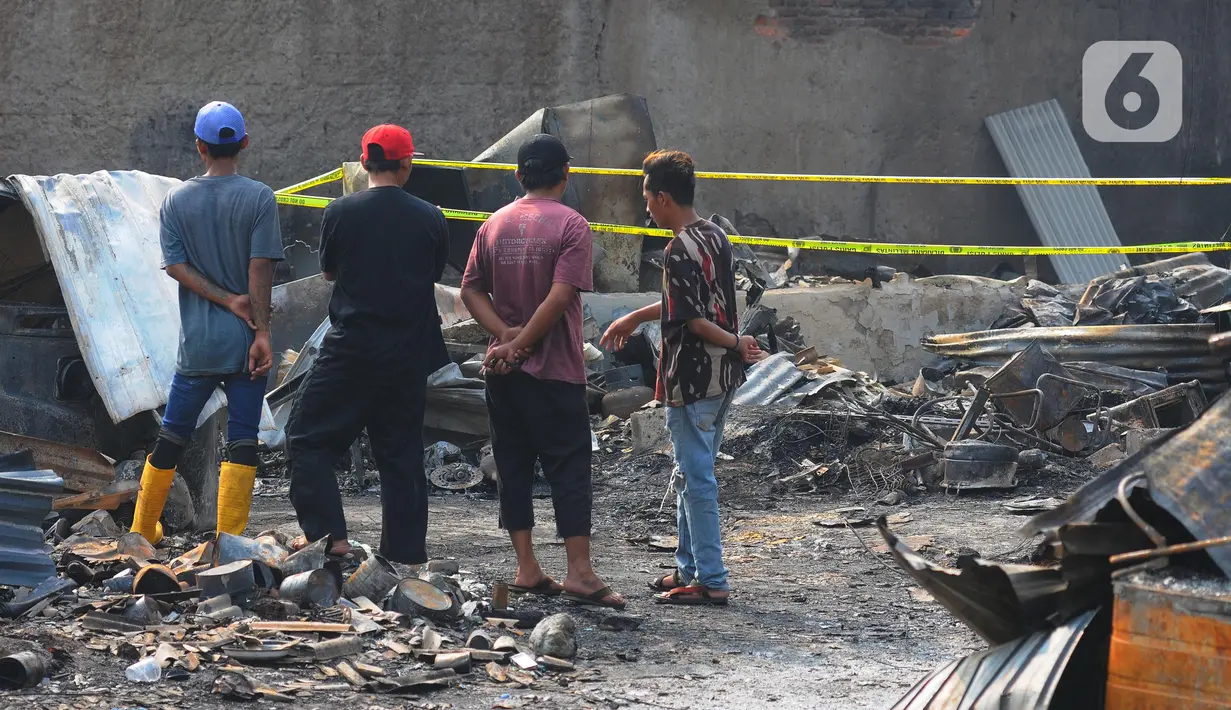 Satu orang meninggal dunia akibat kebakaran melanda 25 lapak pemulung tersebut. (merdeka.com/Imam Buhori)
