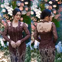 Celine Evangelista menjadi salah satu selebriti yang kerap tampil berkebaya. Dengan pilihan kebaya yang beragam, Celine sukses tampil memikat dan menarik perhatian.