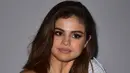 Sejak menjalin hubungan, Selena Gomez dan The Weeknd pertama kali tampil berlenggang di karpet merah bersama saat hadir di acara Met Gala 2017. Tak merasa malu, keduanya kerap menghadirkan kemesraan mereka. (AFP/Bintang.com)