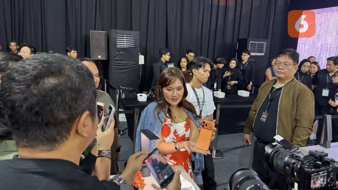 <p>Ratna Ayu Kharisma, pembeli pertama iPhone 17 Pro Max yang rela antre dari jam 3 pagi. (Liputan6.com/ Yuslianson)</p>