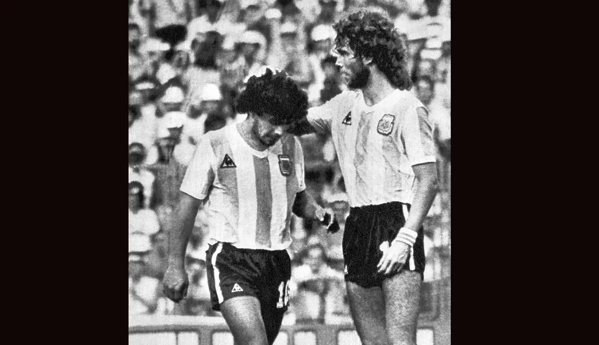 Pada Piala Dunia 1982, hubungan keduanya memburuk di luar lapangan saat Diego Maradona mendapat kartu merah kala Argentina kalah 1-3 dari Brasil. Pele melontarkan kritik kepada Maradona yang dinilainya bermain kasar dengan menginjak salah seorang pemain Brasil hingga wajar jika wasit mengganjarnya kartu merah. (AFP/Staff)