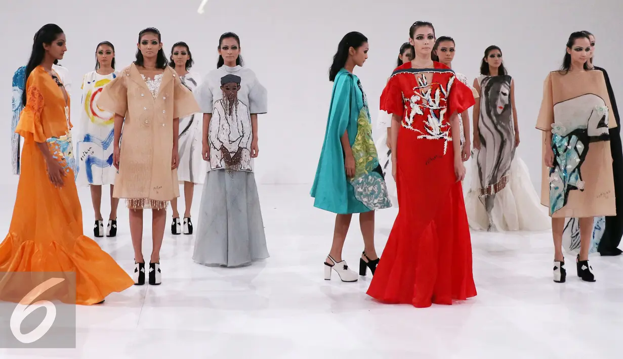 Model berpose diatas catwalk mengenakan busana rancangan Mel Ahyar saat peragaan busana IPMI Trend Show 2017 di Senayan City, Jakarta (9/11). Tema trend show tersebut mengedepankan esensi karya dari berbagai unsur. (Liputan6.com/Gempur M. Surya)