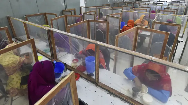 FOTO: Penerapan Protokol Kesehatan COVID-19 Buruh Pabrik di Bangladesh