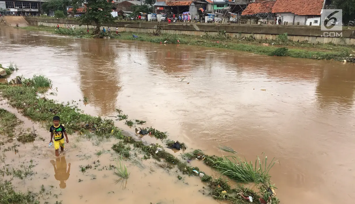 Suasana aktivitas warga di Sungai Ciliwung, Rawajati, Jakarta, Selasa (6/2). Warga tidak memperhatikan bahaya yang mengancam nyawa mereka. (Liputan6.com/Immanuel Antonius)