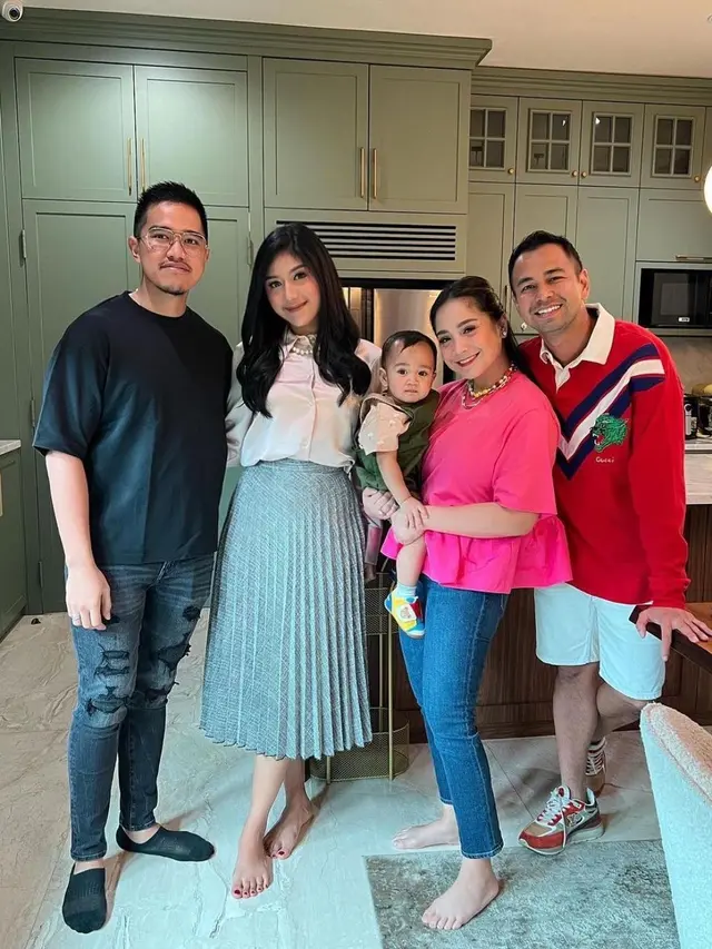 Tulis Pesan Romantis, Ini 6 Potret Kaesang Pangarep yang Selalu Didampingi Erina Gudono