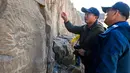 Para arkeolog mempelajari lukisan batu di klaster seni cadas Gunung Zhuozi di Daerah Otonom Mongolia Dalam, China pada 17 Oktober 2020. Gunung Zhuozi adalah tempat dengan banyak lukisan batu yang berguna untuk penelitian tentang asal muasal nomad kuno di China. (Xinhua/Peng Yuan)