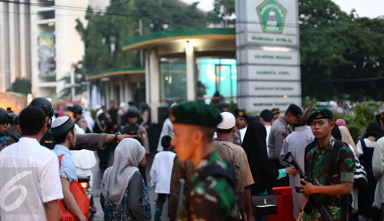 Anggota TNI bersenjata lengkap berjaga di area Masjid Istiqlal, Jakarta, Rabu (6/7). Pengamanan ketat dilakukan untuk mengantisipasi dan membuat rasa aman jemaah dalam melaksanakan salat Idul Fitri 1437 H. (Liputan6.com/Faizal Fanani)