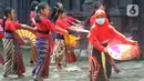 Anak-anak berlatih tari tradisional di Rumah Budaya Nusantara Puspo Budoyo, Ciputat, Tangerang Selatan, Minggu (15/11/2020). Latihan tari di masa pandemi dengan protokol kesehatan ini salah satunya bertujuan menanamkan nilai budaya bangsa kepada generasi muda sejak dini. (merdeka.com/Arie Basuki)