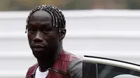 Bek kanan untuk Manchester City, Bacary Sagna pernah tampil percaya diri dengan gaya rambut ikalnya yang dibelah tengah. Bahkan pesepakbola asal Prancis ini mewarnai rambutnya dengan warna gold. (FRANCK FIFE/AFP)