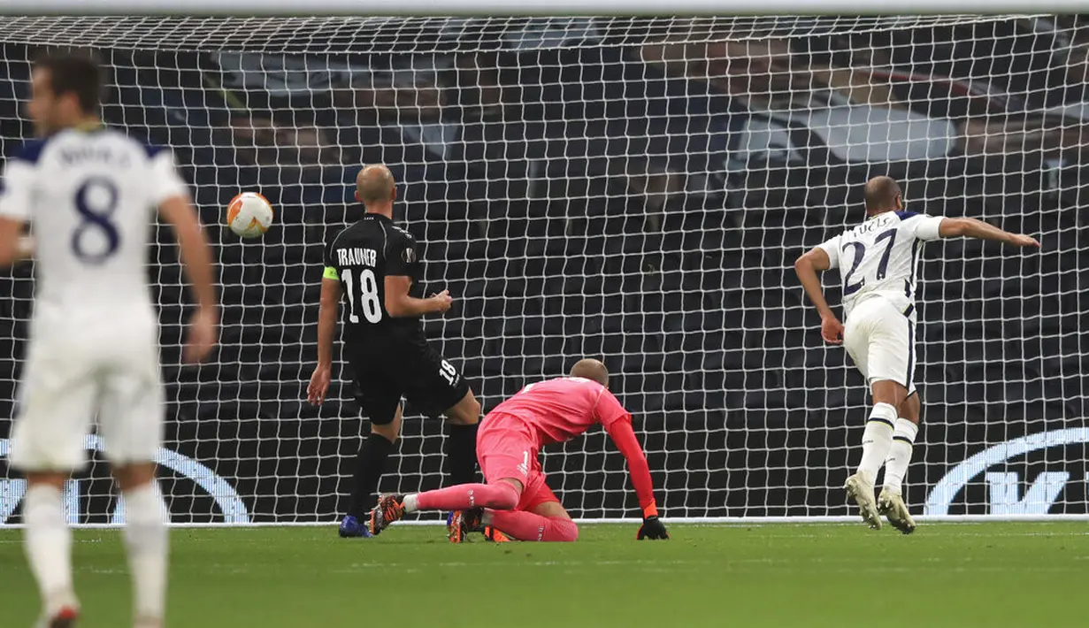 Pemain Tottenham Hotspur Lucas Moura (kanan) mencetak gol ke gawang LASK pada pertandingan Grup J Liga Europa di London, Inggris, Kamis (22/10/2020). Tottenham Hotspur menang 3-0. (Adam Davy/Pool via AP)