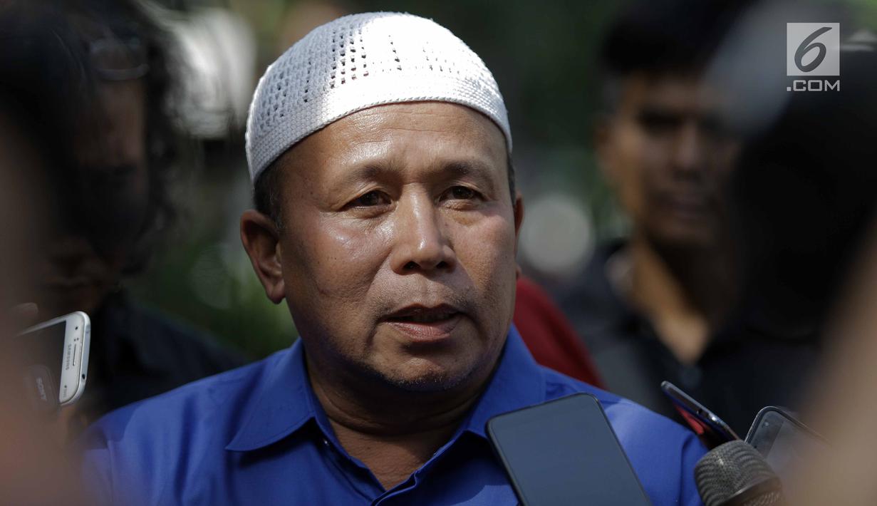 Maturidi, perwakilan keluarga Nyak Sandang, menjawab pertanyaan awak media di RSPAD Gatot Subroto, Jakarta, Sabtu (31/3). Nyak Sandang tak boleh bertemu langsung dengan awak media karena tak dibolehkan RS sesuai dengan SOP. (Liputan6.com/Faizal Fanani)