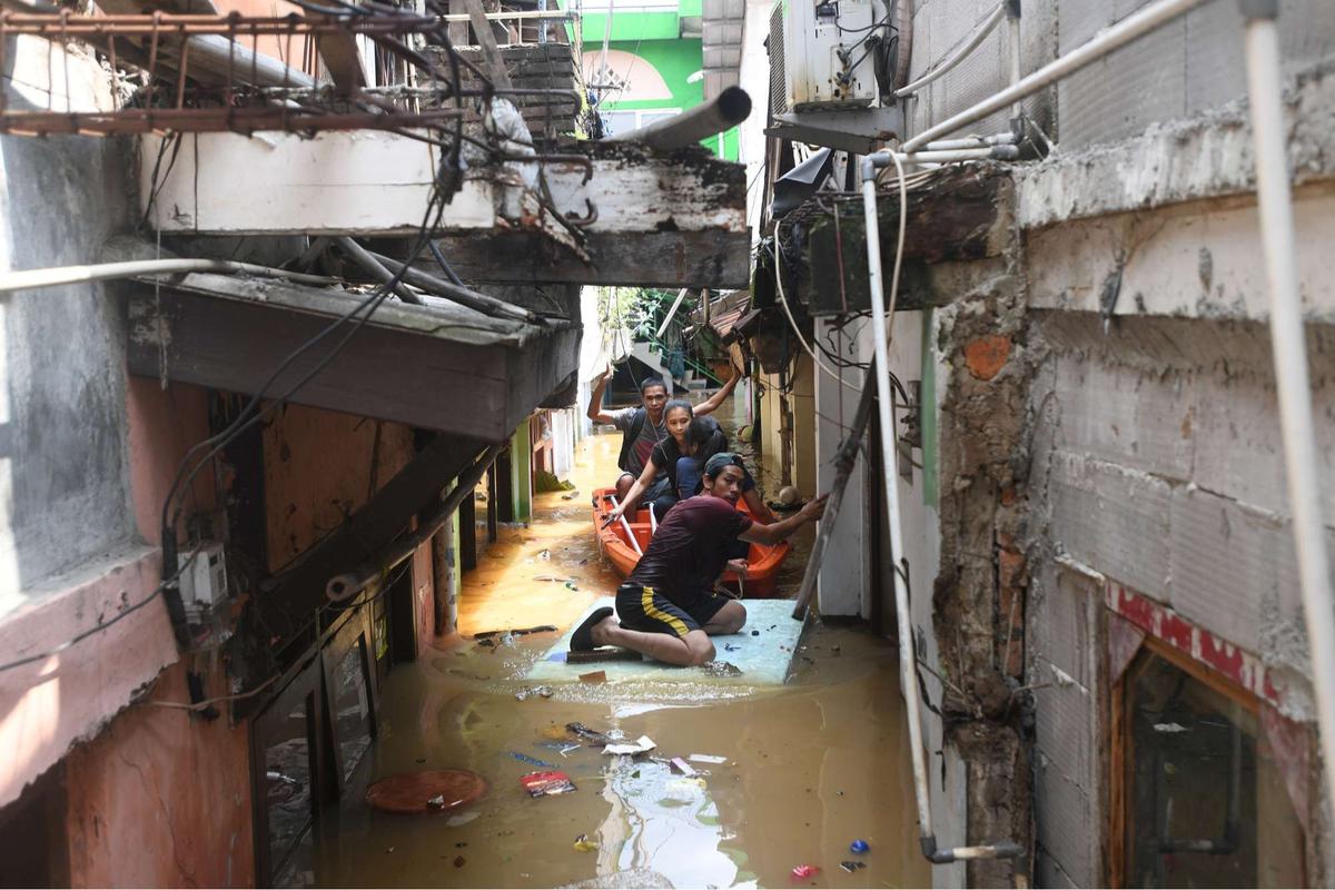 Banjir akibat luapan Sungai Ciliwung di Jakarta