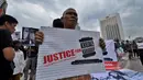 Massa membawa poster bertuliskan Justice For Khojaly Karabakhsaat aksi di Bundaran HI, Jakarta, Senin (23/2/2015). (Liputan6.com/Faizal Fanani)