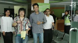 Aktor Tora Sudiro  didampingi kuasa hukum keluar dari Rumah Sakit Ketergantungan Obat (RSKO) Cibubur, Jakarta, Senin (14/8). Tora Sudiro tersenyum bahagia setelah pengajuan penangguhan penahanannya dikabulkan oleh penyidik. (Liputan6.com/Herman Zakharia)
