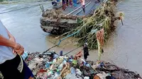 Masyarakat tampak berkumpul di jembatan penghubung yang putus diterjang banjir bandang Bima NTB. Hingga&nbsp;Selasa (2/2/2025), sebanyak 5 korban banjir bandang di Kecamatan Wera dan Ambalawi, Kabupaten Bima NTB, masih belum juga ditemukan. (Liputan6.com/ Miftahul Yani)