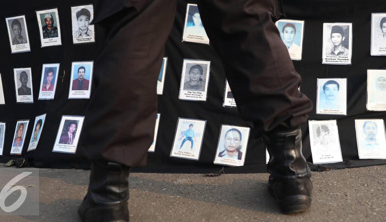 Petugas berjaga saat aksi Kamisan di depan Istana Merdeka, Jakarta, Kamis (8/9). Dalam aksi yang ke-458 tersebut, mereka kembali meminta penyelesaian serta kejelasan kasus pelanggaran HAM di masa lalu. (Liputan6.com/Immanuel Antonius)