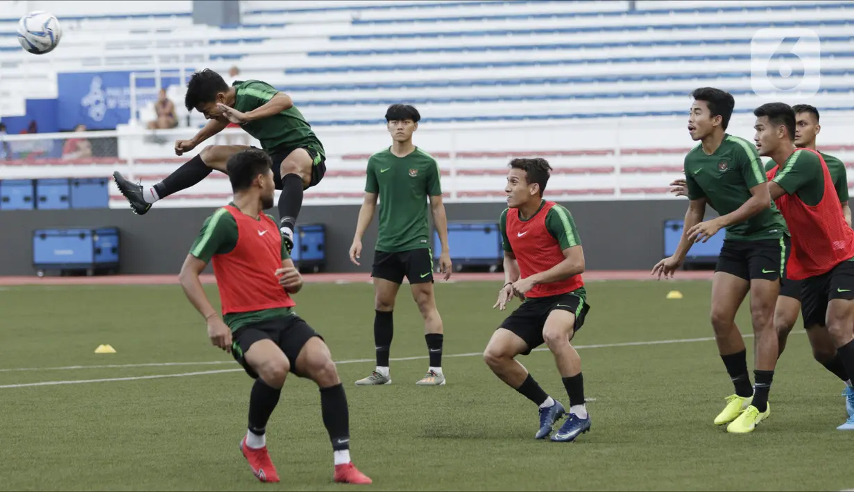 Suasana saat latihan Timnas Indonesia U-22 di Stadion Rizal Memorial, Manila, Senin (25/11/2019). Latihan ini persiapan jelang laga SEA Games 2019 melawan Thailand. (Bola.com/M Iqbal Ichsan)