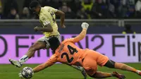 Pemain FC Porto, Galeno (kiri) berusaha menjebol gawang Inter Milan yang dijaga oleh Andre Onana dalam pertandingan leg pertama babak 16 besar Liga Champions 2022/2023 yang berlangsung di San Siro, Milan, Kamis (23/2/2023) WIB. (AP Photo/Luca Bruno)