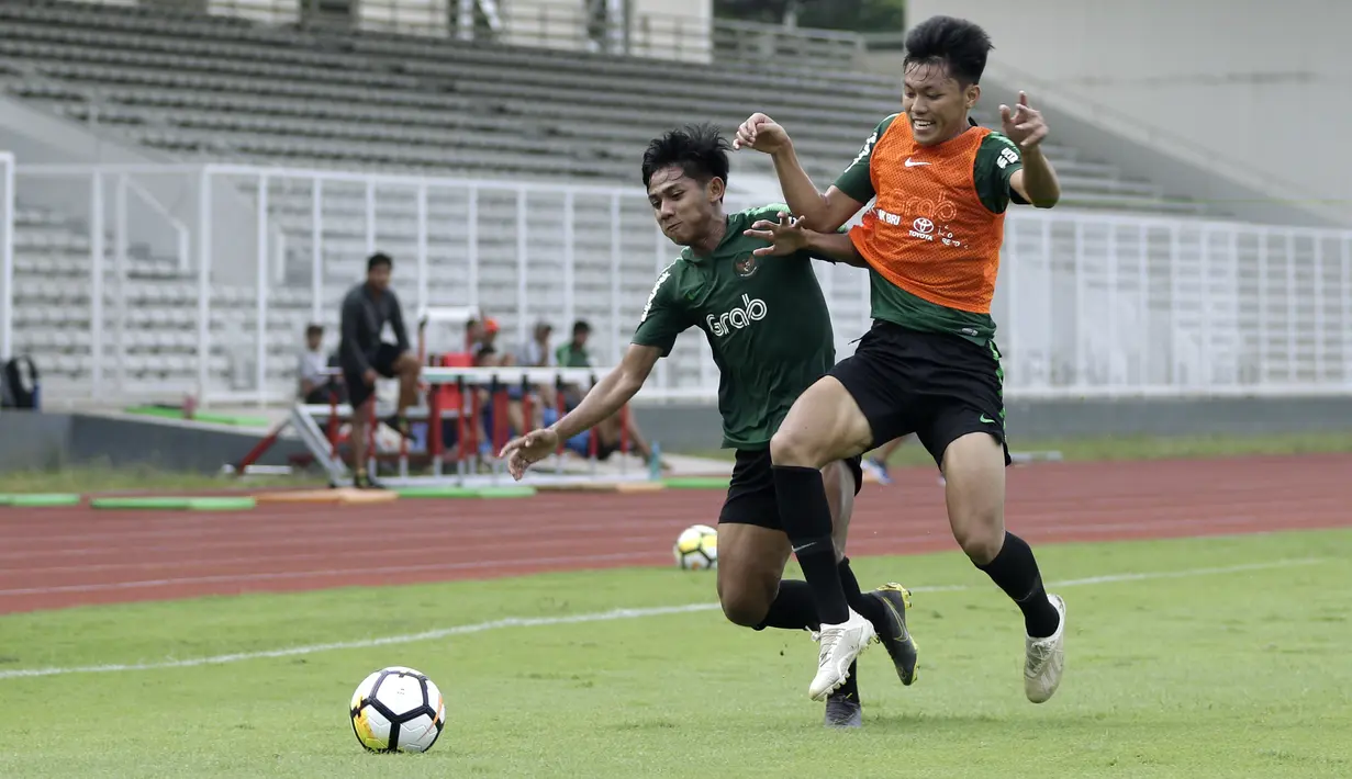 Pemain Timnas Indonesia U-23, Feby Eka Putra, berebut bola dengan Firza Andika saat internal game di Stadion Madya, Jakarta, Jumat(8/3). Latihan ini merupakan persiapan jelang kualifikasi Piala AFC U-23 di Vietnam. (Bola.com/Yoppy Renato)