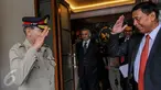 Jenderal Rashad Mahmood dari Pakistan (kiri) dan Menkopolhukam Wiranto (kanan) memberi hormat usai pertemuan tertutup di Kemenkopolhukam, Jakarta, Selasa (20/9). (Liputan6.com/Faizal Fanani)