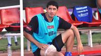 Pemain sayap Arema, Esteban Vizcarra, terancam absen di laga kontra Persija (25/3/2016) karena cedera paha saat laga melawan PS Polri (23/3/2016). (Bola.com/Iwan Setiawan)