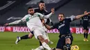 Striker Sassuolo, Gregoire Defrel (kiri) melepaskan tendangan yang berbuah gol penyeimbang 1-1 ke gawang Juventus dalam laga lanjutan Liga Italia Serie A 2020/21 pekan ke-17 di Juventus Stadium, Minggu (10/1/2021). Sassuolo kalah 1-3 dari Juventus. (AFP/Marco Bertorello)