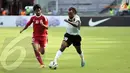 Laju serangan pemain Maladewa Adhuham Hussan (bernomor 10) mampu diredam pemain Papua Nugini, Upaiga Koriak (bernomor 19) (Liputan6.com/Helmi Fithriansyah)