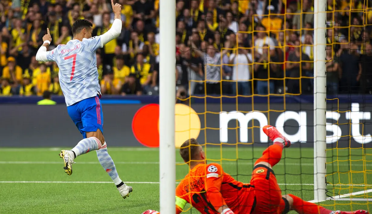 Pemain Manchester United Cristiano Ronaldo melakukan selebrasi usai mencetak gol ke gawang Young Boys pada pertandingan Grup F Liga Champions di Stadion Wankdorf, Bern, Swiss, Selasa (14/9/2021). Young Boys menang 2-1. (Peter Klaunzer/Keystone via AP)