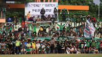 Persatu Tuban vs Persebaya 1927. Stadion Lokajaya, Tuban, disesaki penonton tetapi panpel mengalami kerugian besar. (Bola.com/Robby Firly)