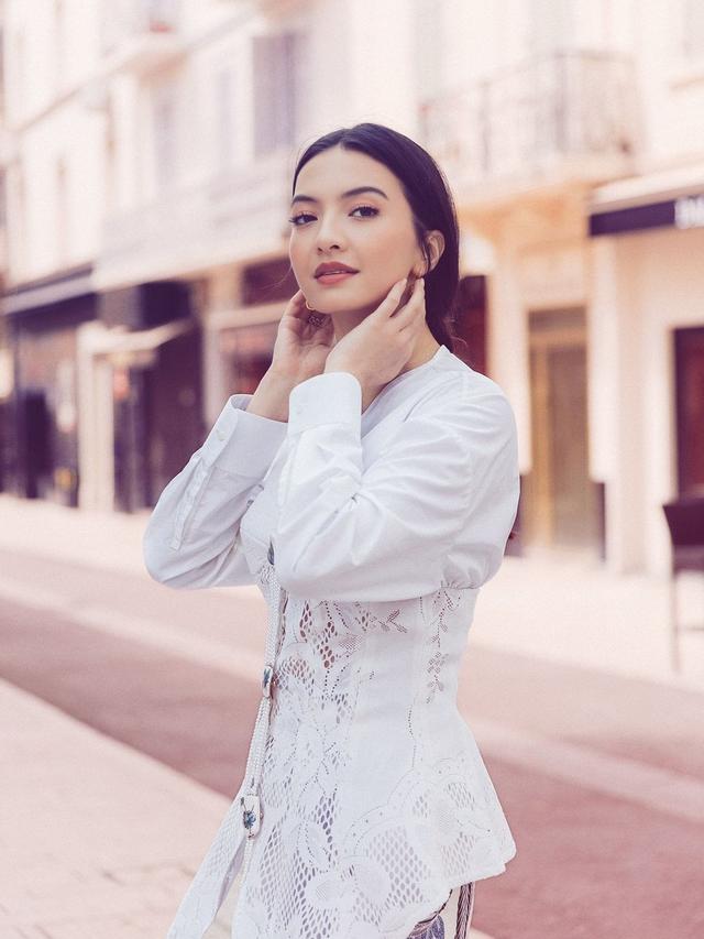 6 Pesona Oriental Raline Shah Kenakan Kebaya di Cannes, Tampilkan Body Goals dengan Busana Tertutup