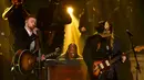 Justin Timberlake  (kiri) bersama Chris Stapleton saat mengisi acara CMA Awards 2015 di Tennessee, Amerika serikat, Rabu (4/11/2015).  CMA Awards 2015 adalah anugrah musik untuk para seniman musik Country dunia. (REUTERS/Harrison McClary)
