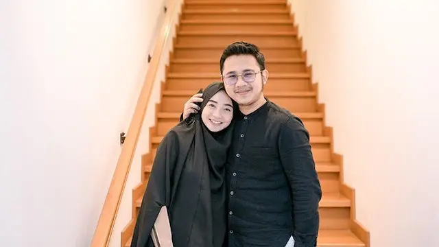 [Fimela] Dari Sesama Peserta Hingga Juri, Ini 7 Pasangan Artis yang Cinlok di Ajang Dangdut Indosiar