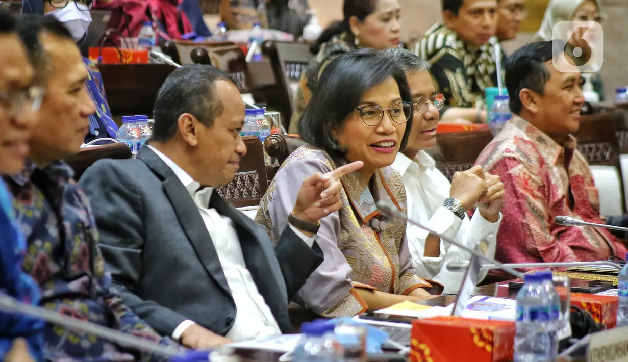 Menteri Keuangan Sri Mulyani (tengah) dan Menteri Investasi/Kepala Badan Koordinasi Penanaman Modal (BKPM) Bahlil Lahadalia (tengah kiri) saat menghadiri Rapat Kerja (Raker) di Gedung Parleman, Jakarta, Kamis (8/12/2022). Raker membahas Rancangan Undang-Undang tentang Pengembangan dan Penguatan Sektor Keuangan (RUU PPSK). (Liputan6.com/Angga Yuniar)