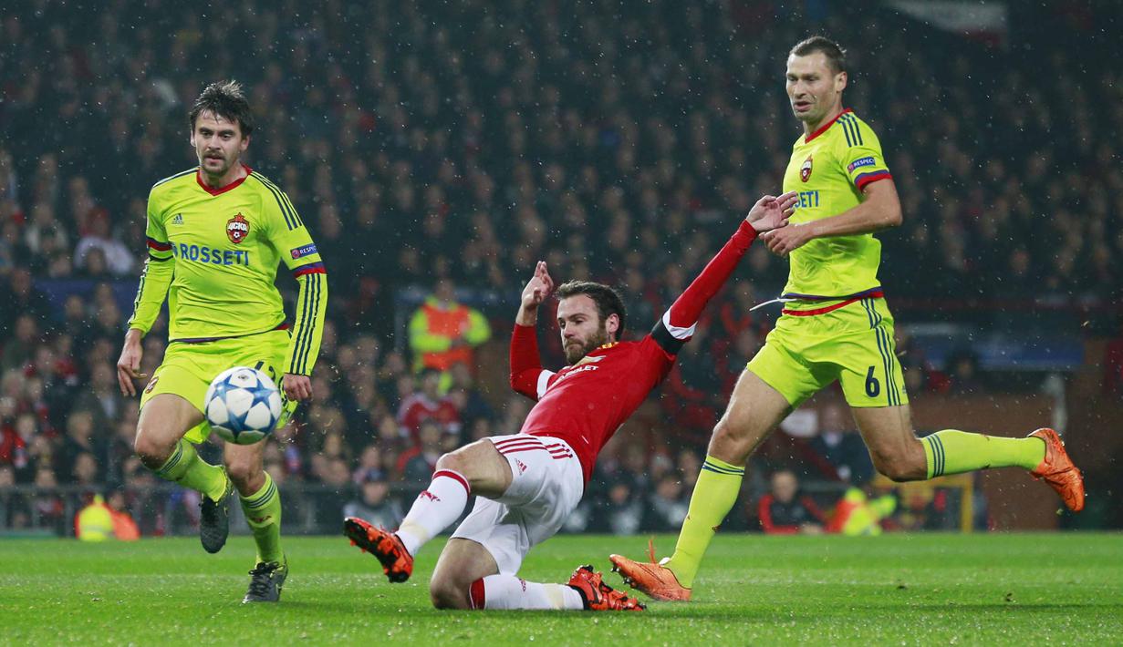  Pemain Manchester United Juan Mata berebut bola dengan para pemain CSKA Moscow pada lanjutan Liga Champion Grup B di Stadion Old Trafford, Manchester, Inggris , Rabu(4/11/2015) dini hari. (Action Images via Reuters / Jason Cairnduff)