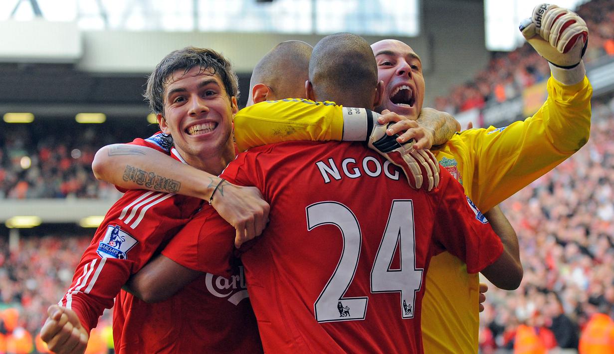 Selebrasi bek Liverpool, Emiliano Insua (kiri) dkk setelah David Ngog mencetak gol ke gawang Manchester United pada laga Liga Inggris 2009/2010 di Anfield Stadium, Liverpool (25/10/2009). Emiliano Insua yang sejak Januari 2022 membela Racing Club Argentina tercatat hanya 2,5 musim membela Liverpool. Sempat berstatus pinjaman dari Boca Juniors selama setengah musim pada 2006/2007, ia lantas dipermanenkan The Reds pada 2008/2009. Ia total tampil dalam 62 laga di semua ajang dengan torehan 1 gol dan 5 assist. (AFP/Paul Ellis)