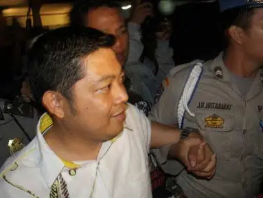 Faisal Aswan (kiri) anggota DPRD Riau fraksi Golkar usai menjalani pemeriksaan di gedung Direktorat Reserse Kriminal Khusus (Ditreskrimsus) Polda Riau, Pekanbaru, Rabu (4/4) malam. KPK telah menetapkan empat tersangka kasus suap Gratifikasi Proyek Pembangunan venue PON dan kini tersangka telah dipindahkan ke Mapolda Riau. (Antara)