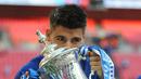 Penyerang Chelsea, Alvaro Morata mencium trofi Piala FA usai pertandingan melawan Manchester United pada babak final Piala FA di stadion Wembley di London (19/5). Chelsea mengalahkan MU 1-0. (AP Photo / Tim Ireland)