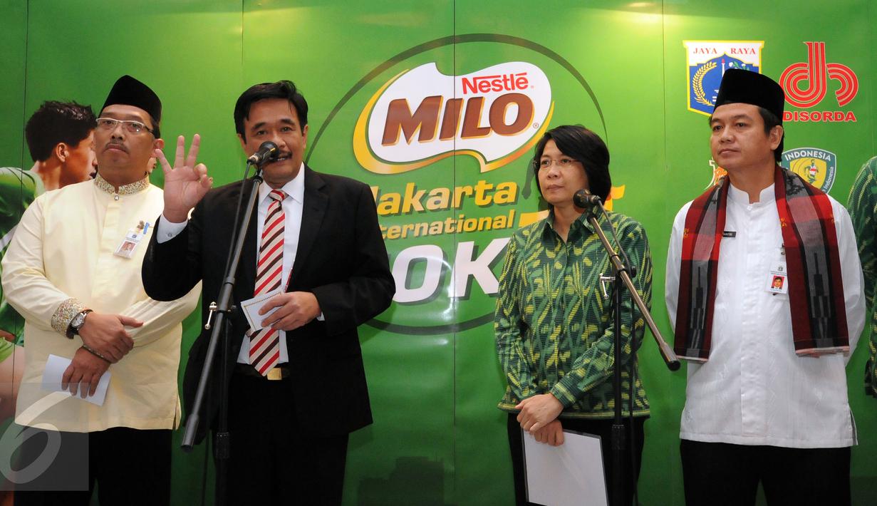 Wakil Gubernur DKI Jakarta Djarot Saiful Hidayat (kedua kiri) memberi sambutan saat jumpa pers Jakarta 10K di Balai Kota Jakarta, Kamis (16/6). Jakarta 10K 2016 bagian dari perayaan HUT Jakarta 489. (Liputan6.com/Helmi Fithriansyah)