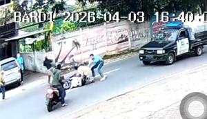 Tangkapan layar rekaman kamera CCTV memperlihatkan pencuri motor melepaskan tembakan ke warga saat kepergok. (Dok. Istimewa)