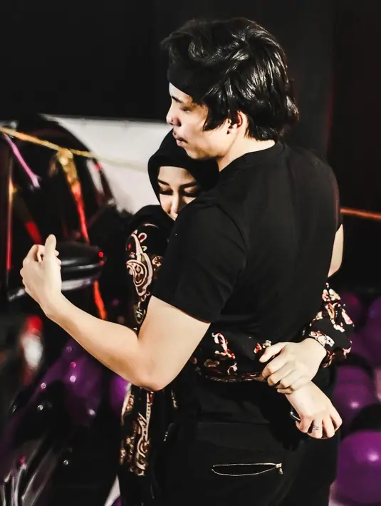 Di momen bahagianya ini, Aurel Hermansyah mendapatkan hadiah mobil BMW Seri 7 dari Atta Halilintar. (Foto: instagram.com/attahalilintar)