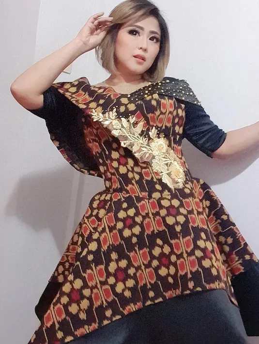 Tak jarang Wiwik Sagita menggunakan gaun dengan corak kain khas Nusantara. Dipadukan dengan desain dan model masa kini, Wiwik Sagita makin menunjukkan pesonanya. (Liputan6.com/IG/@wiwiksagita_real)